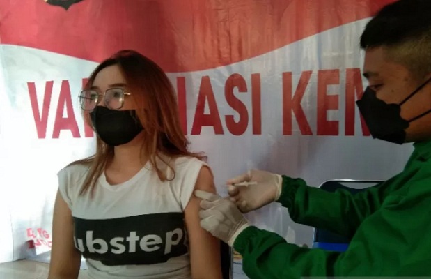 Seorang warga saat menjalani vaksinasi COVID-19 di Brimob Polda Sultra