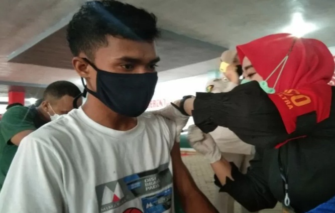 Seseorang saat menjalani vaksinasi COVID-19 di Kendari,