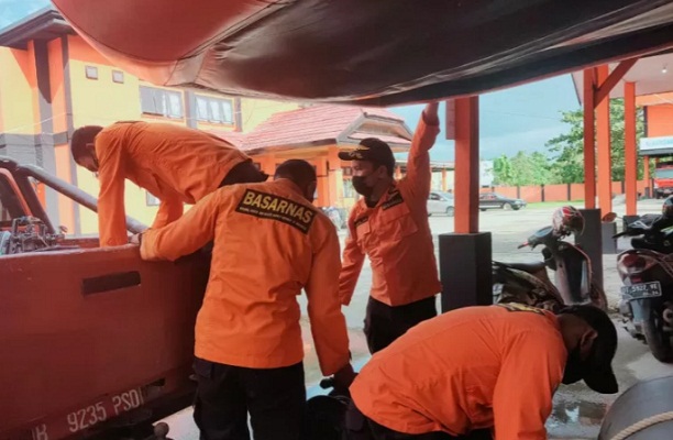 Tim SAR gabungan mempersiapkan peralatan pencarian korban tabrakan kapal di Selat Tobea
