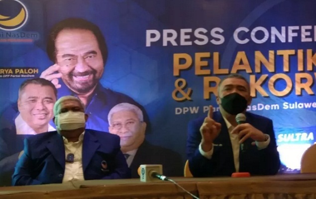 Wakil Ketua Umum DPP Partai NasDem, Ahmad Ali (kanan), saat konferensi pers usai pelantikan Ketua Dewan Pimpinan Wilayah NasDem Sulawesi Tenggara