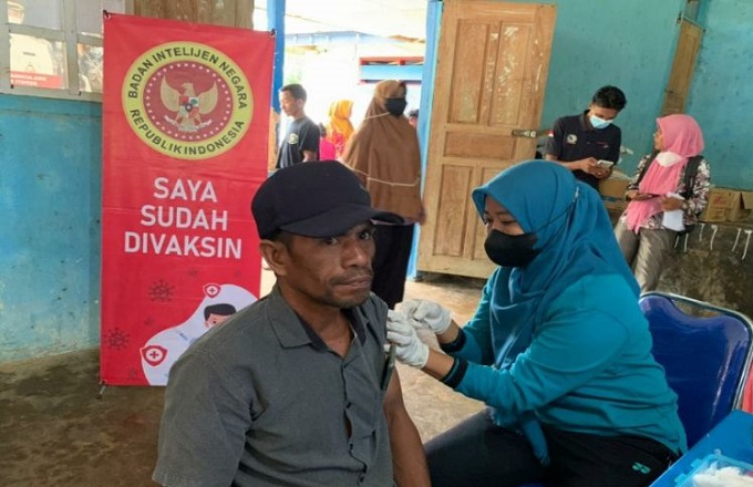 seseorang-saat-menjalani-vaksinasi-COVID-19