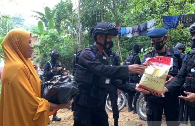 Brimob-Bagi-Sembako