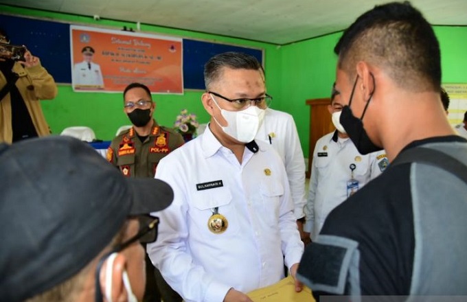 Wali-Kota-serahkan-bantuan-korban-bencana-alam